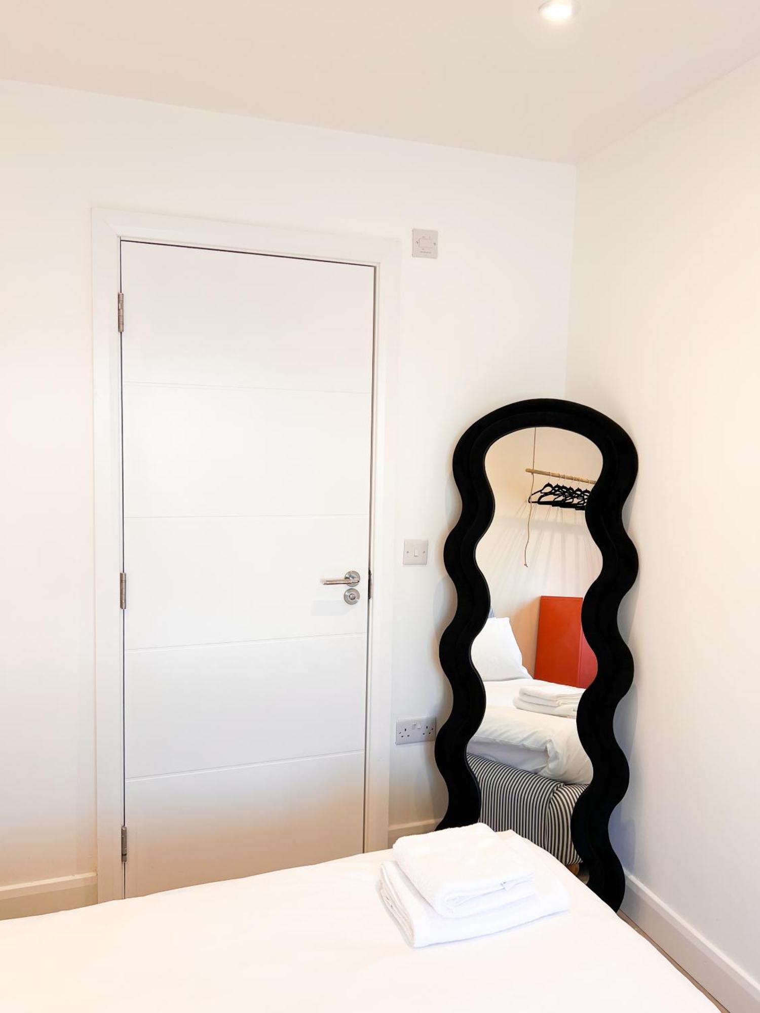 Zozy Clitterhouse Hotel London Phòng bức ảnh